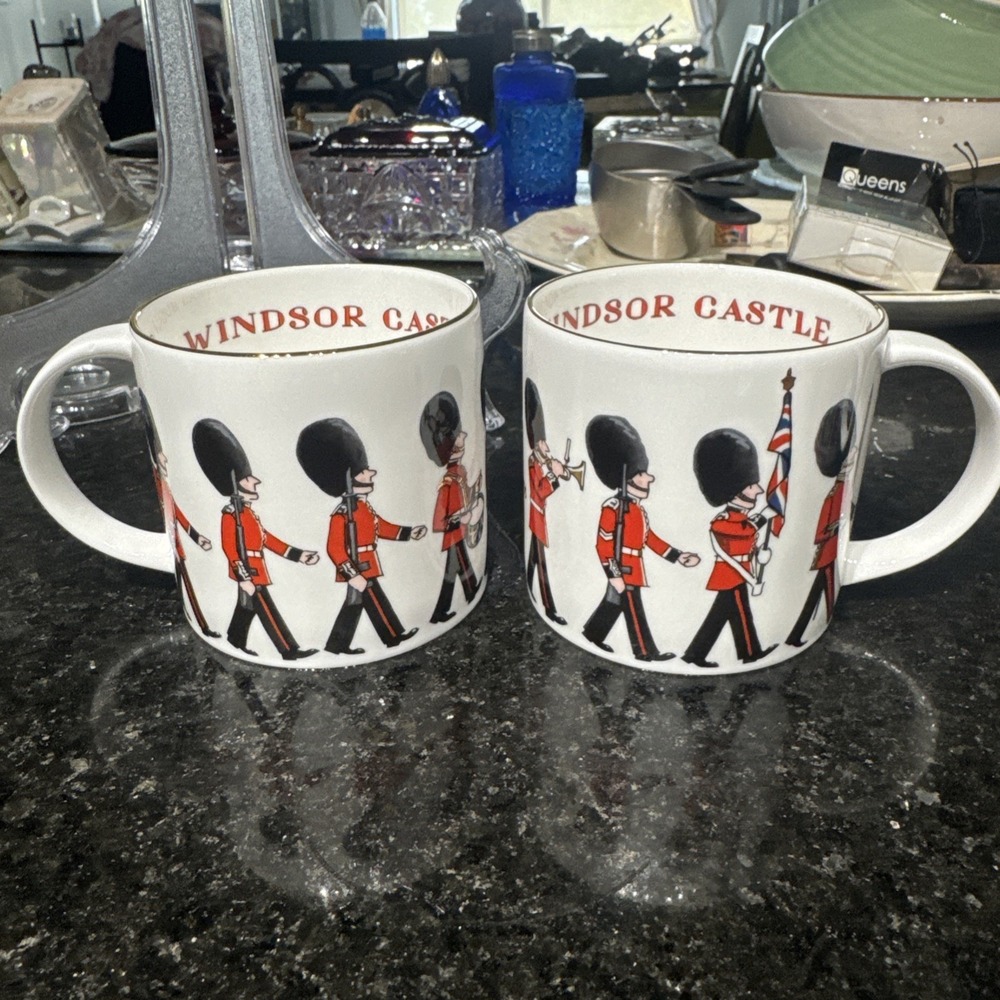 2 WINDSOR CASTLE GUARDSMEN MUG THE ROYAL COLLECTION RARE Fine Bone China England